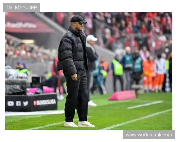 奥格斯堡更衣室泼水庆祝，主帅哽咽感谢团队